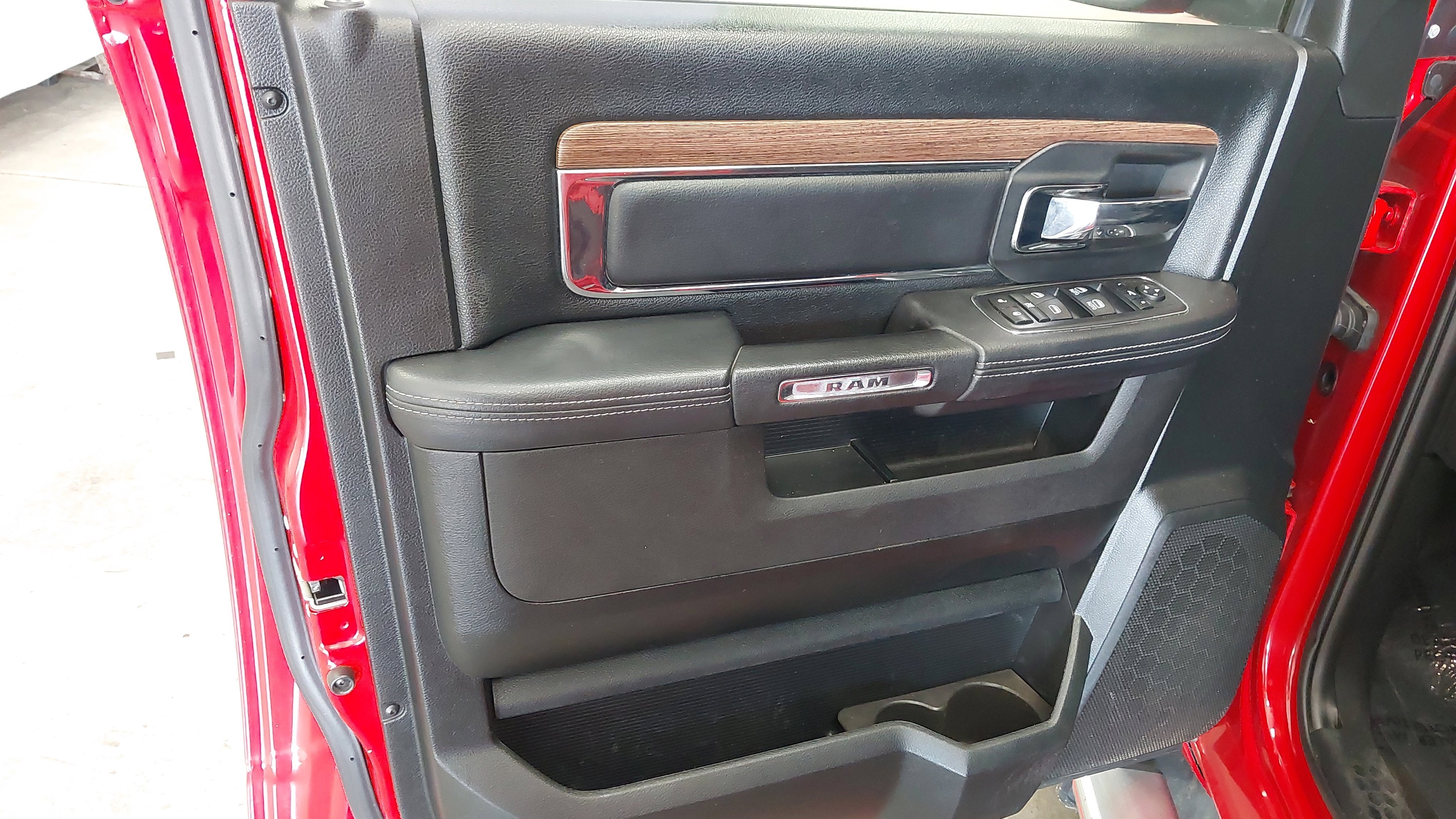 2017 RAM 1500 Laramie Crew Cab 4x4 5'7" Box