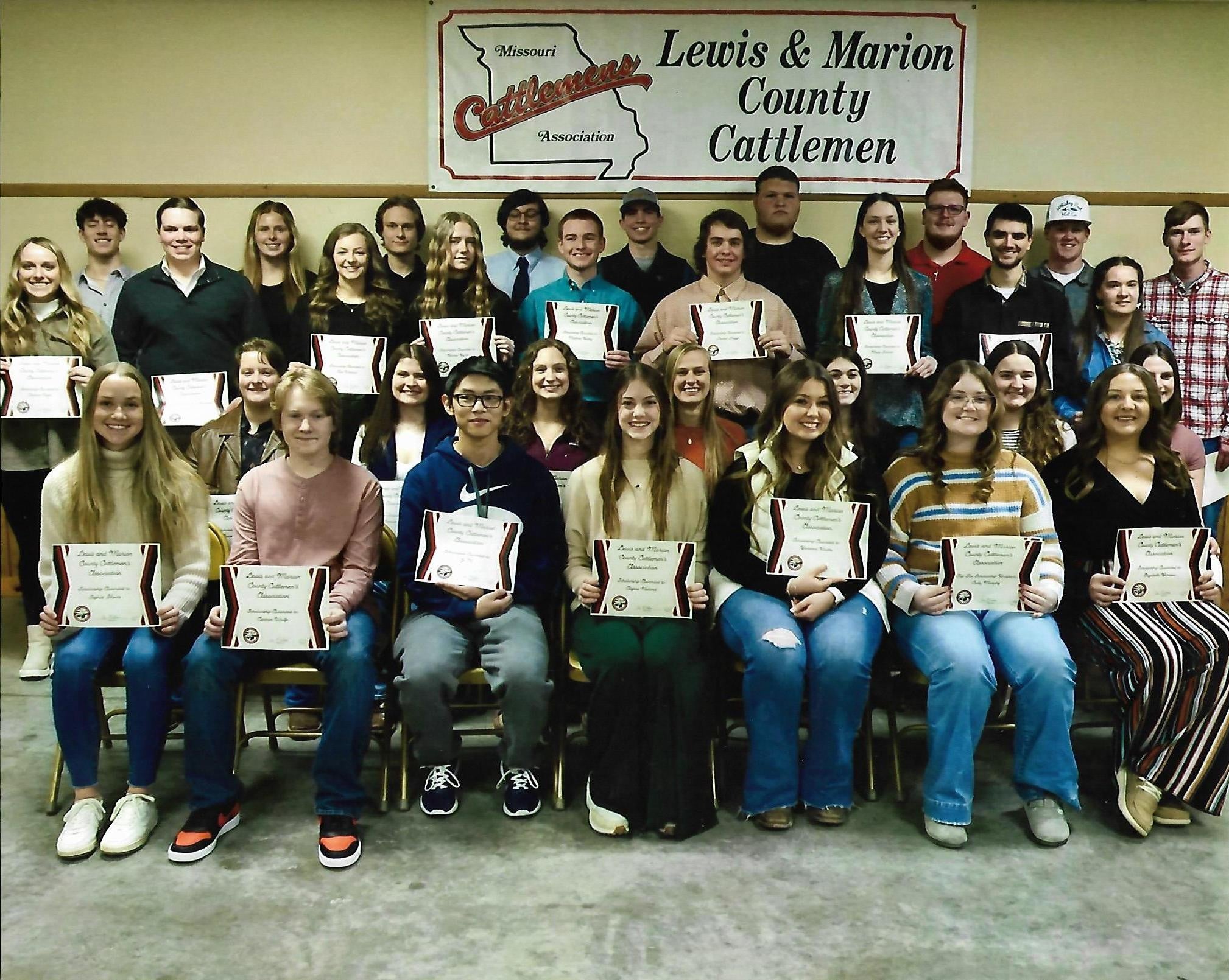 Lewis & Marion County Cattlemen members holding certificates
